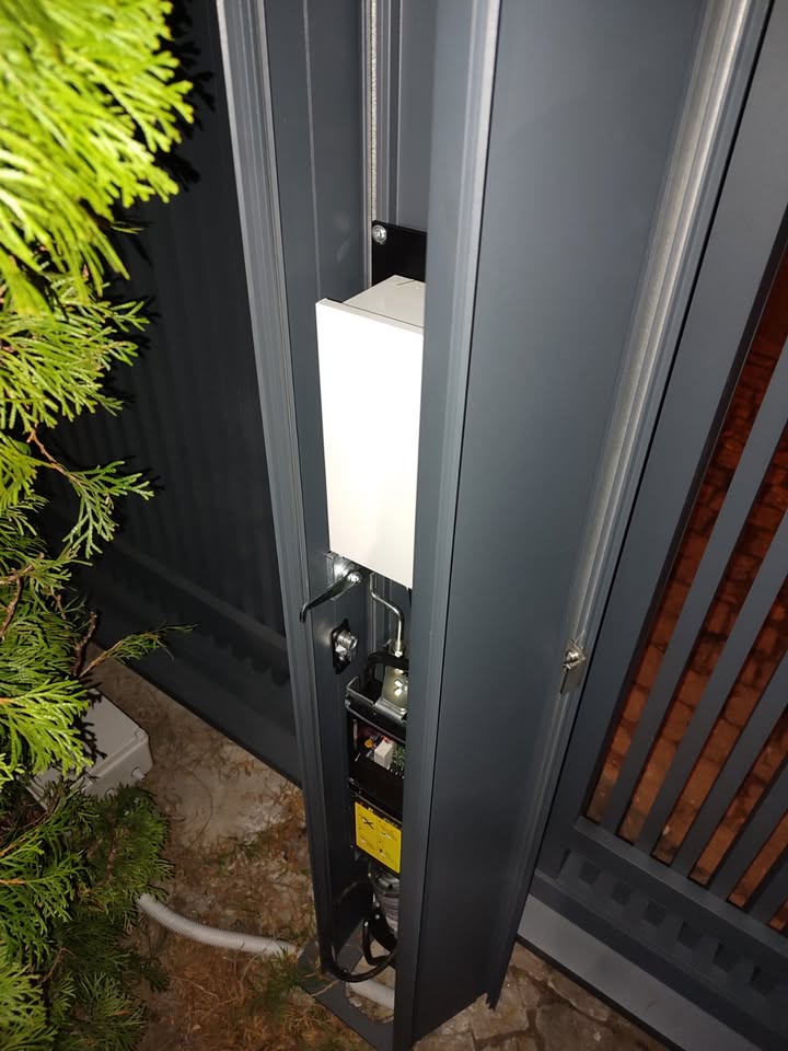 napęd do bramy zintegrowany ze słupkiem
