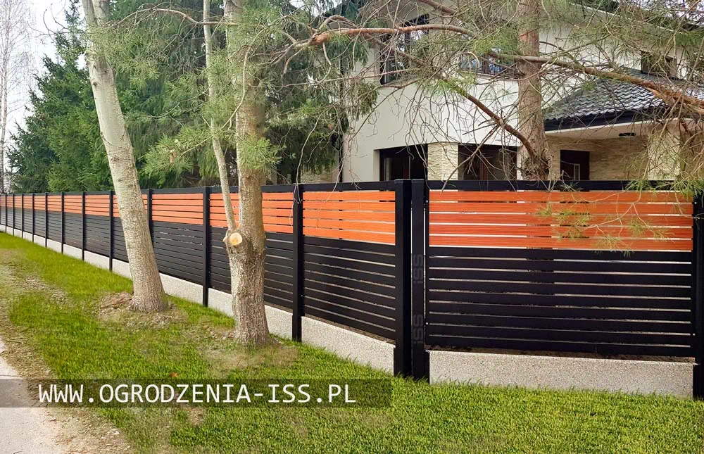 Czarne ogrodzenie palisadowe z wypełnieniem w kolorze drewna